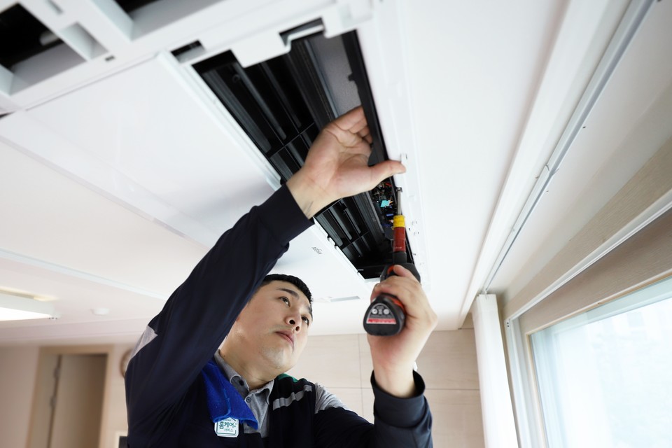 롯데하이마트 CS마스터가 에어컨 클리닝 서비스를 제공하고 모습. [사진=롯데하이마트] 