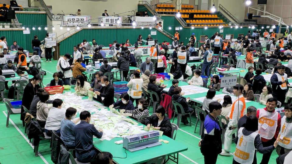 제주 서귀포시 지역구 개표장에서 개표 작업을 진행하고 있다. [사진=연합뉴스]