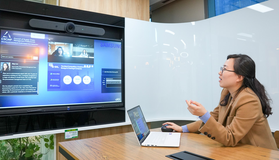 S-OIL 이지혜 구매관리팀장이 AI 구매시스템에 대해 설명하고 있다. [사진=S-OIL] 