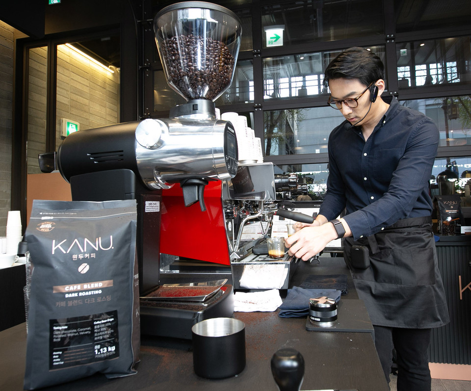  동서식품은 지난 6일과 7일 이틀동안 서울 한남동 맥심플랜트에서 월드 바리스타 챔피언 엄보람 바리스타와 함께 ‘카누 원두커피 x 2023 월드 바리스타 챔피언 컬래버레이션 이벤트’를 진행했다. [사진=동서식품]