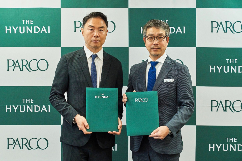 현대백화점이 일본 도쿄를 시작으로 한국 토종 패션 브랜드와 엔터테인먼트 등 K콘텐츠의 글로벌화에 본격적으로 시동을 건다. (왼쪽부터 정지영 현대백화점 사장, 카와세 켄지 파르코 사장) [사진=현대백화점]