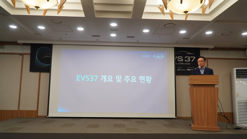 선우명호 세계전기자동차협회장이 EVS37에 대해 발표를 진행하고 있다. [사진=김성지 기자]