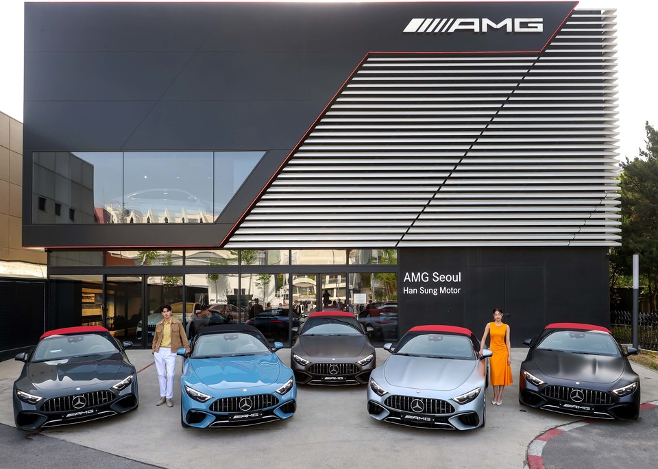 벤츠 코리아가 120대의 ‘메르세데스-AMG SL 63 4MATIC+ 마누팍투어’ 에디션 판매를 시작했다[사진=벤츠코리아]