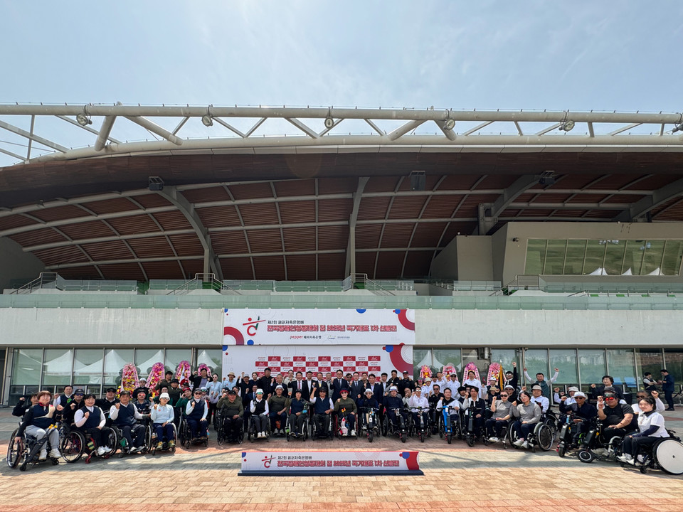 장매튜 페퍼저축은행 대표와 내·외빈, 선수단이 계양아시아드양궁장에서 열린 제 2회 페퍼저축은행배 전국장애인양궁대회 겸 2025년 국가대표 1차 선발전에서 기념촬영을 하고 있다. [사진=페퍼저축은행] 