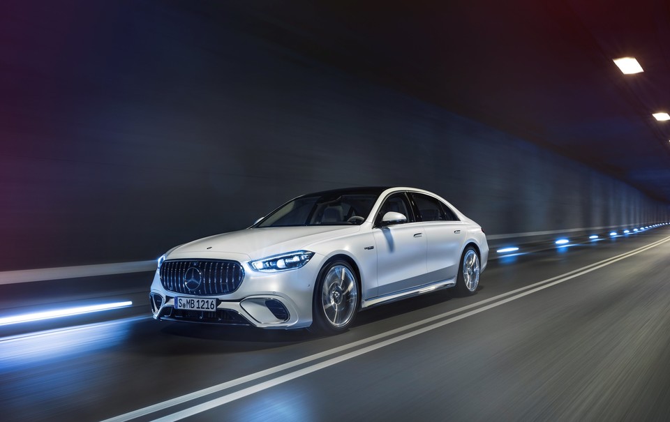 메르세데스-벤츠 코리아는 역대 S-클래스 중 가장 강력한 주행 성능을 갖춘 더 뉴 메르세데스-AMG S 63 E 퍼포먼스를 국내 출시한다. [사진=메르세데스-벤츠 코리아]