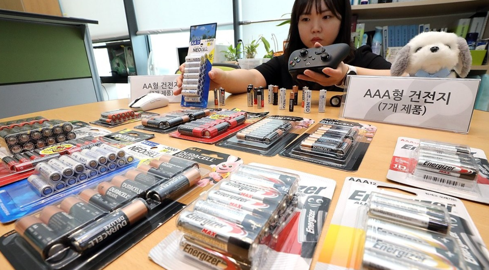 건전지는 일상생활에서 다양한 기기에 필수적으로 사용되는 생활용품으로, 지속시간·고출력·누액 방지 등을 강조한 제품이 다수 출시되고 있다. [사진=연합뉴스]