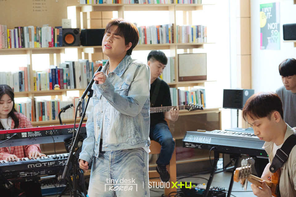 LG유플러스의 콘텐츠 전문 스튜디오 STUDIO X+U가 음악 콘텐츠 ‘타이니 데스크 코리아’를 관객과 함께하는 콘서트 형태로 새롭게 단장해 공개하며 콘텐츠 라인업 강화에 나선다. [사진=LG유플러스]