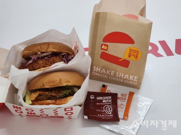   리미티드 버거인 ‘김치불고기버거’와 ‘통살가득새우버거’의 이미지 [사진=강유정 기자]