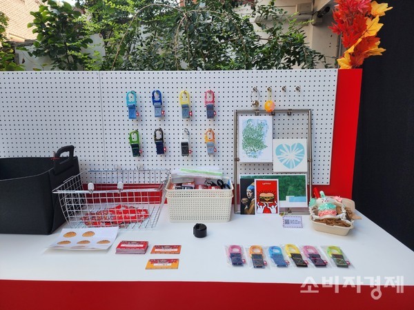 병뚜껑을 재활용한 업사이클링 키링 [사진=강유정 기자]