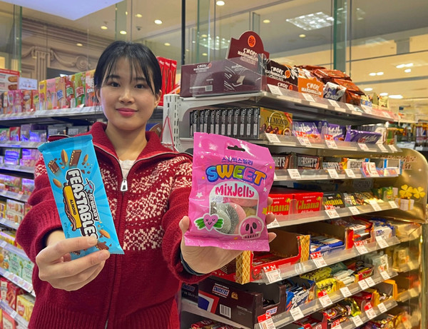  미스터비스트의 피스터블 초콜릿과 스웨디시젤리 '스마일스윗믹스' (사진제공=GS25)