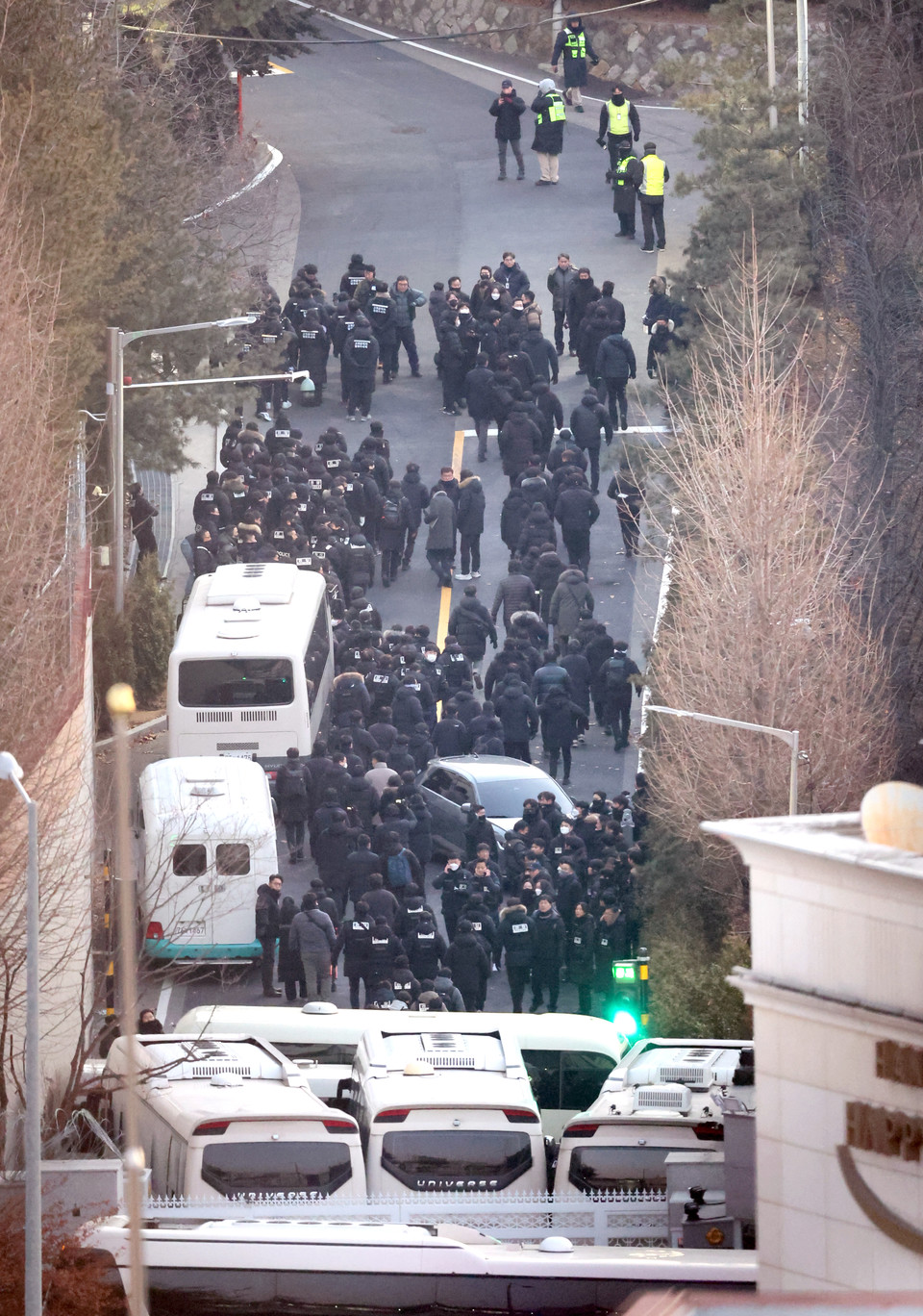 고위공직자범죄수사처(공수처)와 경찰이 윤석열 대통령에 대한 2차 체포영장 집행에 나선 15일 용산구 한남동 대통령 관저에서 경찰 병력이 진입하고 있다. (사진 제공=연합뉴스)