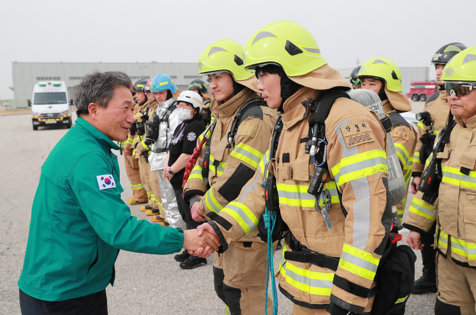 인천공항공사, 영종소방서와 합동훈련 시행. 인천국제공항공사 이학재 사장이 항공기 사고대응 합동훈련 종료 후 인천영종소방서 소방대원과 악수하며 격려하는 모습.(사진=인천국제공항공사)