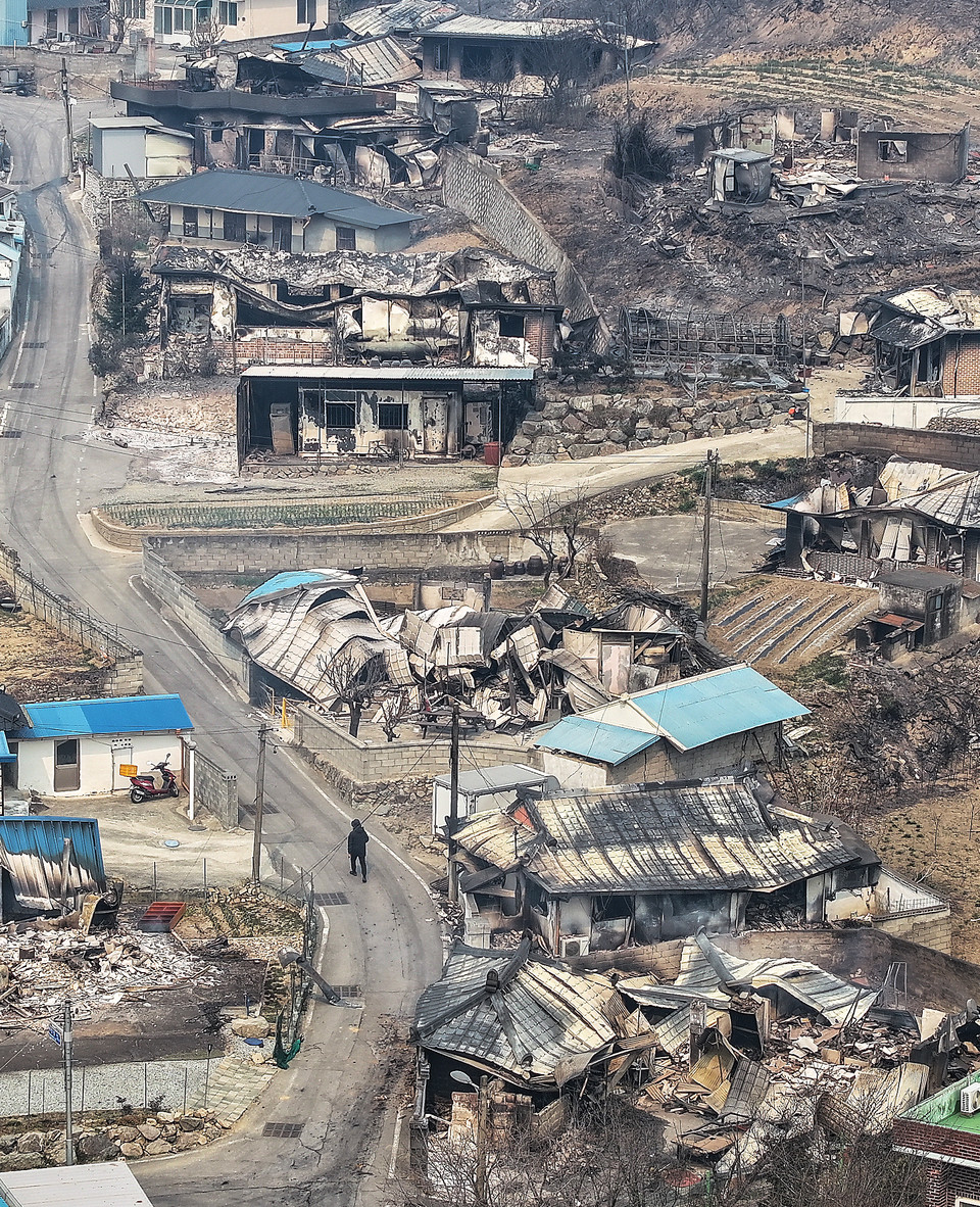 26일 경북 영덕군 영덕읍 매정1리 마을 대부분 주택이 산불에 불타 폐허로 변해 있다.(사진=연합뉴스)