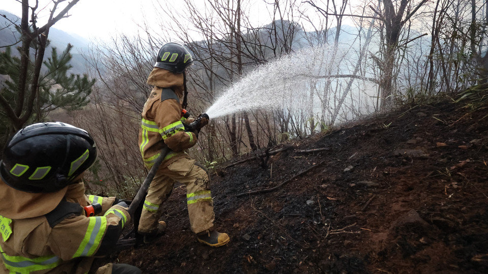119 소방대원이 27일 오후 경남 산청군 시천면 동당리 한 산에서 산불을 진화하고 있다.(사진=연합뉴스)
