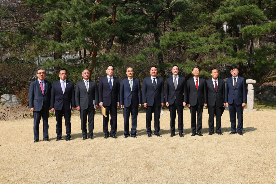삼성·SK·현대자동차·LG 등 국내 경제계 4대 그룹 회장과 함께 '제1차 경제안보전략 TF 회의' 참석자들이 기념촬영을 갖고 있다.(사진=국무조정실)