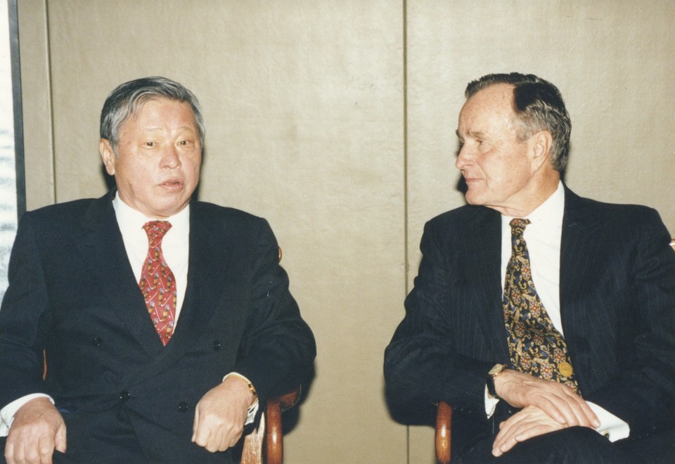 1996년 1월 최종현 SK 선대회장(왼쪽)이 서울 한남동 그랜드하얏트 호텔에서 조지 H. W. 부시 前 미국대통령과 만나 환담을 나누고 있다.(사진=SK)