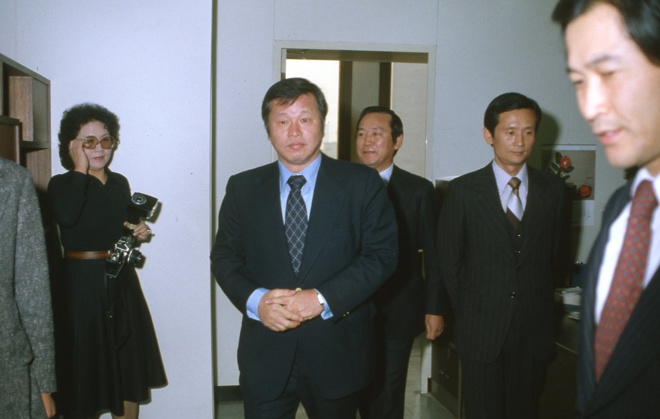 1980년 12월 최종현 SK 선대회장이 유공(現 SK이노베이션) 인수 후 첫 출근하여, 사무실에서 직원들과 인사를 나누고 있다.(사진=SK)