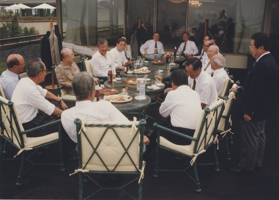 1994년 6월 전경련 회장단 모임에서 최종현 SK 선대회장(사진 왼쪽 5번째)이 환하게 웃고 있다.(사진=SK)