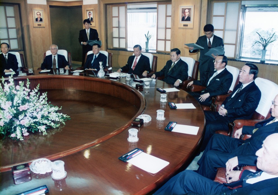 1998년 1월 전경련 회장단 회의에서 최종현 SK 선대회장(좌석 왼쪽 4번째)이 발표를 경청하고 있다. 그는 그해 8월 별세했다.(사진=SK)