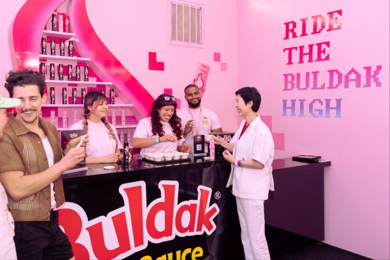 김정수 삼양식품 부회장이 불닭소스 부스에서 소스를 시식하고 있다. (사진=삼양식품)