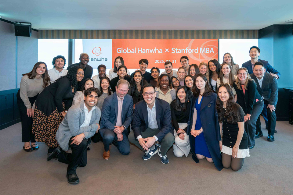 아워홈 인수를 주도한 김동선 한화갤러리아 미래비전총괄(부사장). 사진은 김동선 부사장(가운데)이 스탠포드대 MBA 학생들과 기념 촬영을 하고 있는 모습. (사진=한화)