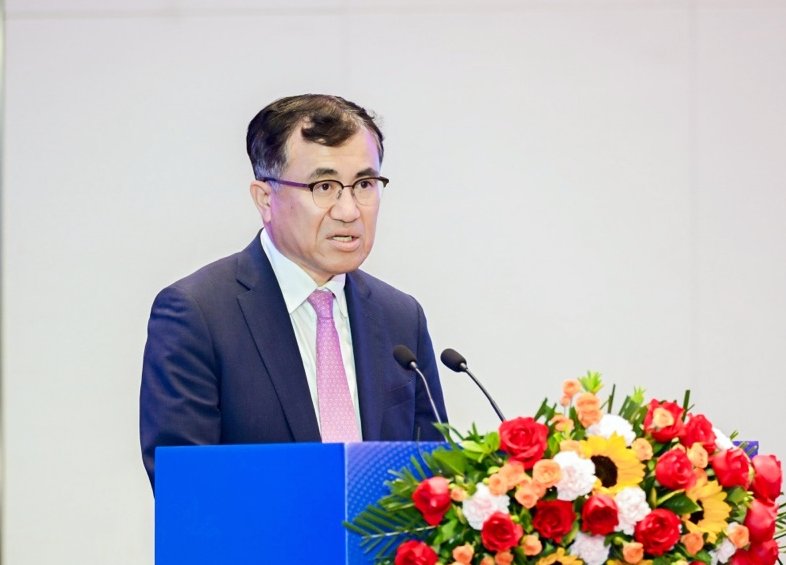 산업통상자원부와 KOTRA는 중국 허난성 정부와 공동으로 5월 19일부터 사흘간 ‘2025 한-중 미래협력플라자’를 개최했다. 황재원 KOTRA 중국지역본부장이 20일 ‘정저우 미래협력포럼’에서 개회사를 하고 있다. (사진=KOTRA)