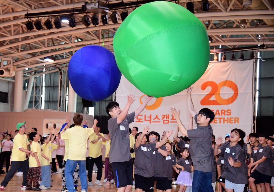 ‘CJ도너스캠프 운동회’에 참가한 지역아동센터 어린이들이 공굴리기를 하고 있다. (사진=CJ나눔재단)