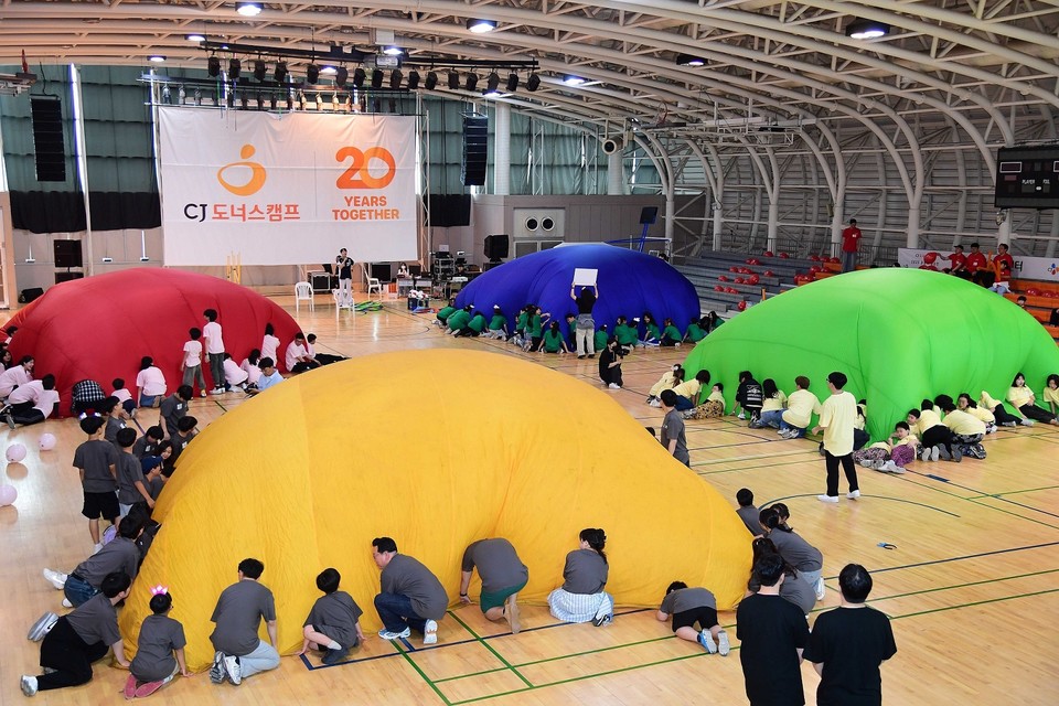 ‘CJ도너스캠프 운동회’에 참가한 지역아동센터 어린이들이 바람잡는 특공대 게임을 하고 있다. (사진=CJ나눔재단)