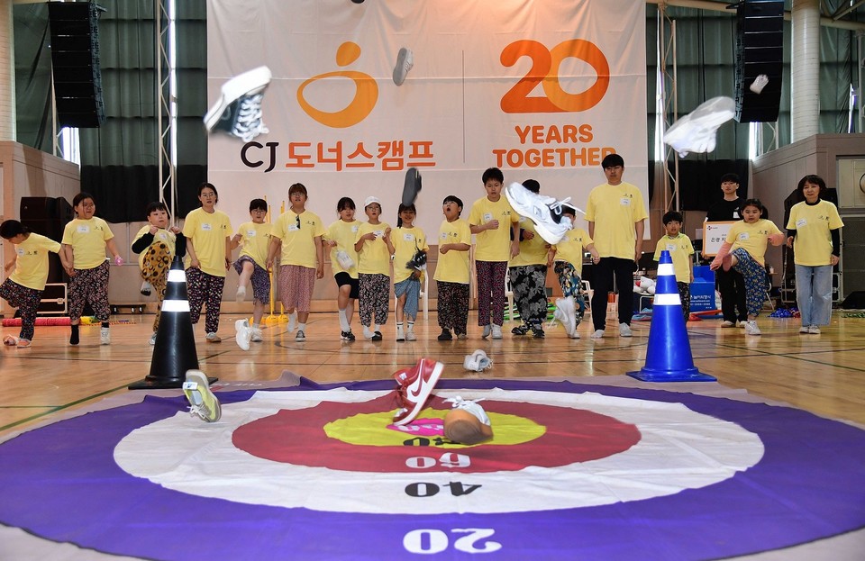 ‘CJ도너스캠프 운동회’에 참가한 지역아동센터 어린이들이 신발 다트 게임을 하고 있다. (사진=CJ나눔재단)