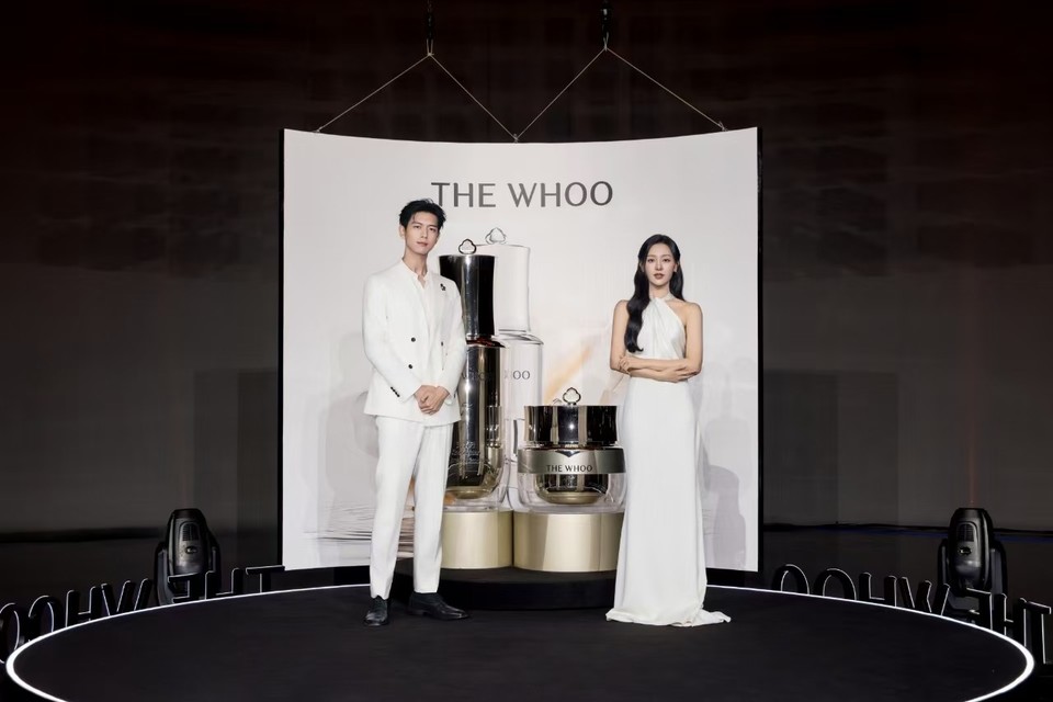 LG생활건강의 럭셔리 브랜드 더후의 모델 김지원과 글로벌 앰버서더 리시엔이 5월 27일 중국 상해에서 열린 천기단 신제품 론칭 행사 '더후 비전 하우스'에 참석했다. (사진=LG생활건강)