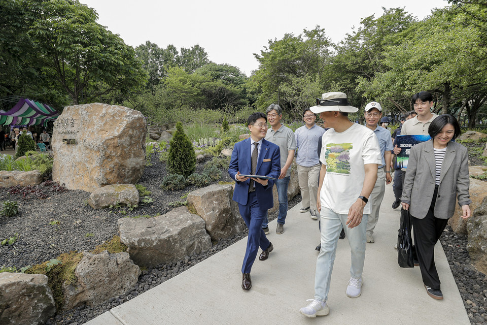 대우건설 심철진 토목본부장(왼쪽 첫번째)이 오세훈 서울시장과 푸르지오 정원을 둘러보고 있다. (사진=대우건설)