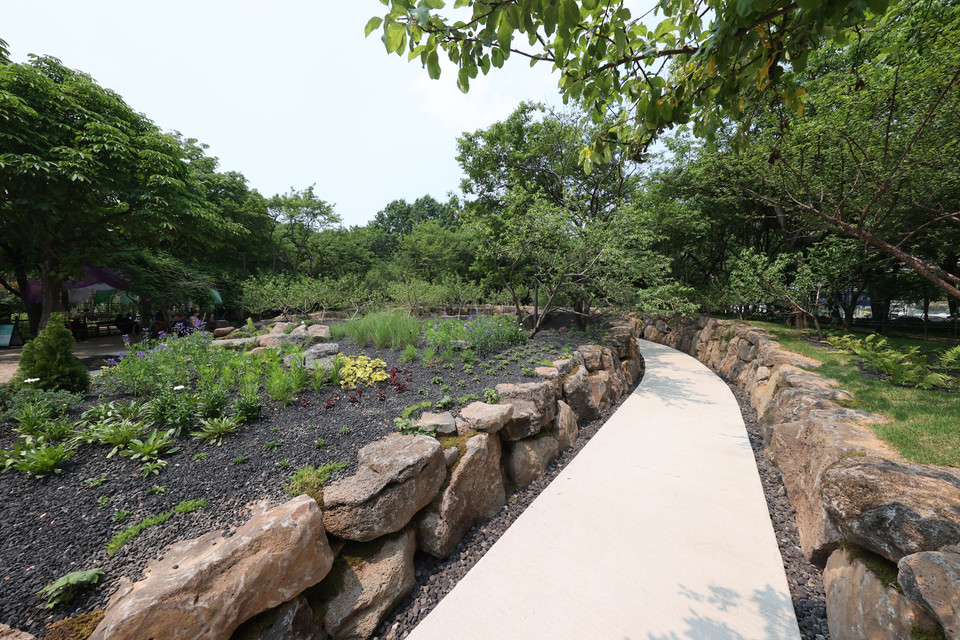 대우건설이 “돌과 빛의 숲”이라는 주제로 조성한 ‘푸르지오 정원’. (사진=대우건설)