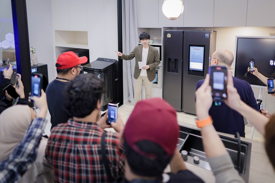 태국 방콕에서 열린 동남아 테크 세미나에서 참석자들이 삼성전자 AI 홈에 대한 시연을 살펴보고 있다.(사진=삼성전자 제공) 