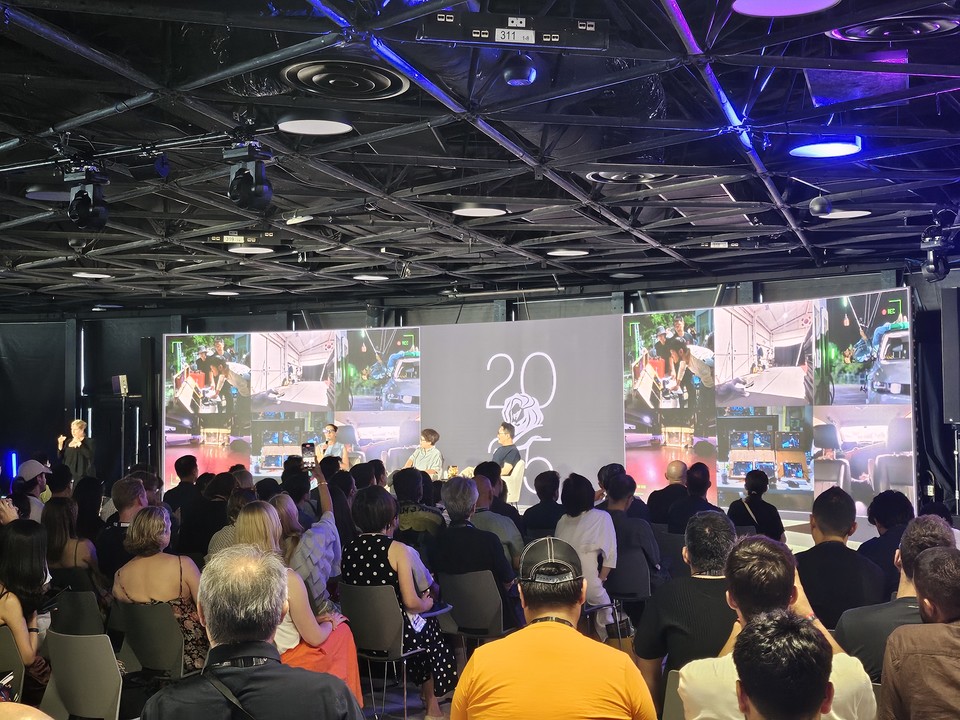 국제 광고제 '칸 라이언즈(Cannes Lions) 2025' 공식 세미나에 초청되어 4대 메인 스테이지인 로통드 스테이지(Rotonde Stage)에서 (왼쪽부터) 이노션 미국 자회사 캔버스 월드와이드(Canvas Worldwide)의 크리스티 린드(Kristi Lind) 최고 고객 책임자(Chief Client Officer)의 진행 하에 이노션 최고 크리에이티브 책임자(CCO) 김정아 부사장, 현대자동차 브랜드마케팅본부장 지성원 전무가 세미나를 진행하는 모습 (사진=현대자동차 제공) 