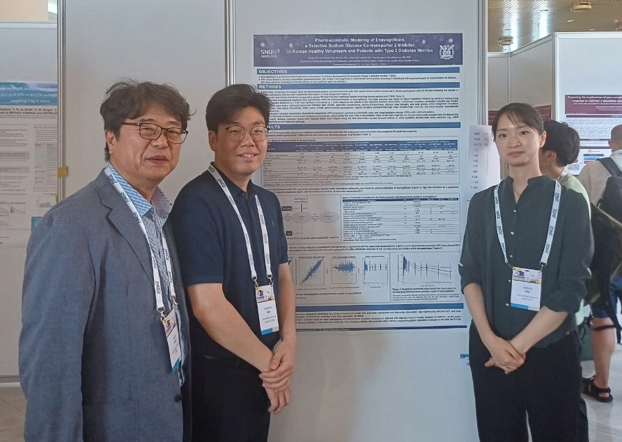 2025 PAGE 학회에서 엔블로 약동학 모델링 연구결과를 발표한 서울대학교병원 임상약리학과 연구팀. 왼쪽부터 서울대학교 임상약리학과 장인진 교수, 김현철·김윤진 연구원(사진=대웅제약 제공)