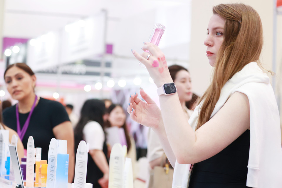 지난달 28일 서울 강남구 코엑스에서 열린 2025 서울국제화장품미용산업박람회 및 국제건강산업박람회를 찾은 외국인 바이어가 제품을 살펴보고 있다. (사진=연합뉴스)