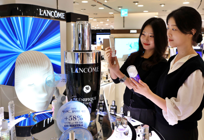 서울시 중구 소공동에 위치한 본점 지하 1층 화장품 매장에서 선케어 제품을 구경하는 고객(사진=롯데백하점 제공)