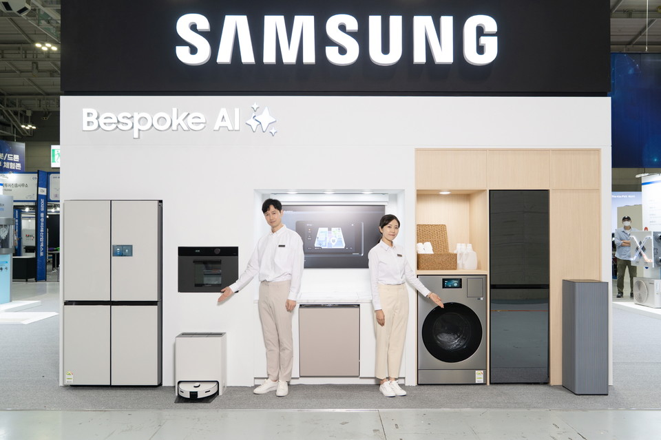 삼성전자 모델이 25일부터 28일까지 광주광역시 김대중컨벤션센터에서 열리는 '2025 광주미래산업엑스포' 삼성부스에서 삼성전자 키친존을 소개하고 있다. (사진=삼성전자)