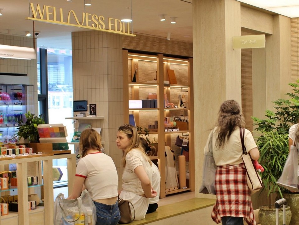 서울시 성동구 ‘올리브영N 성수’ 매장의 ‘웰니스에딧’관에서 외국인 관광객들이 쇼핑하고 있다. (사진=올리브영)