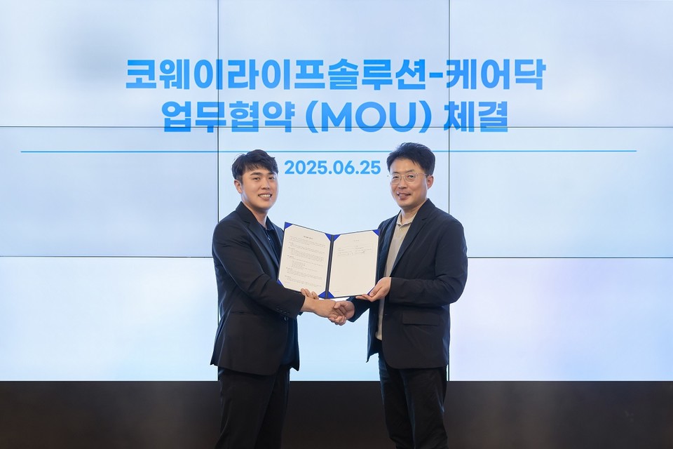 지난 25일 서울 구로구 지타워 코웨이라이프솔루션 본사에서 열린 협약식에서 김명곤 코웨이라이프솔루션 대표이사(오른쪽)와 박재병 케어닥 대표이사(왼쪽)가 기념 촬영을 하고 있다. (사진=코웨이 제공) 
