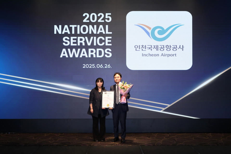 지난 26일 서울시 강남구 엘타워호텔에서 산업정책연구원 주관으로 열린 ‘2025 국가서비스대상 시상식’ 에서 인천국제공항공사 이상용 신사업본부장(사진 오른쪽)이 공항 환승 서비스 부문 대상을 수상한 후 기념촬영을 하고 있다. (사진=인천국제공항)