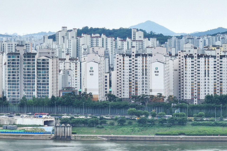 정부가 6억원 이상 주택담보대출을 금지하는 초고강도 대출 규제를 시행하며 서울 아파트의 74%, 18개 구의 대출 감소 타격이 있을 것으로 예상되고 있다. 사진은 서울 시내 아파트 단지의 모습. (사진=연합뉴스)
