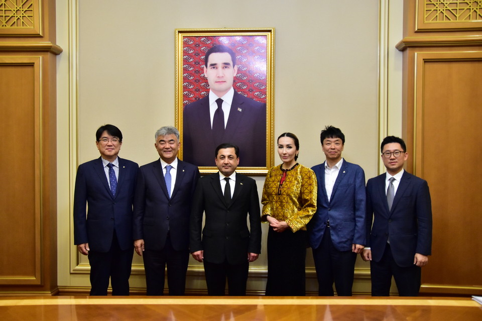 정원주 회장이 6월 27일 투르크메니스탄 건설/전력/생산담당 부총리를 예방했다. (사진=대우건설)