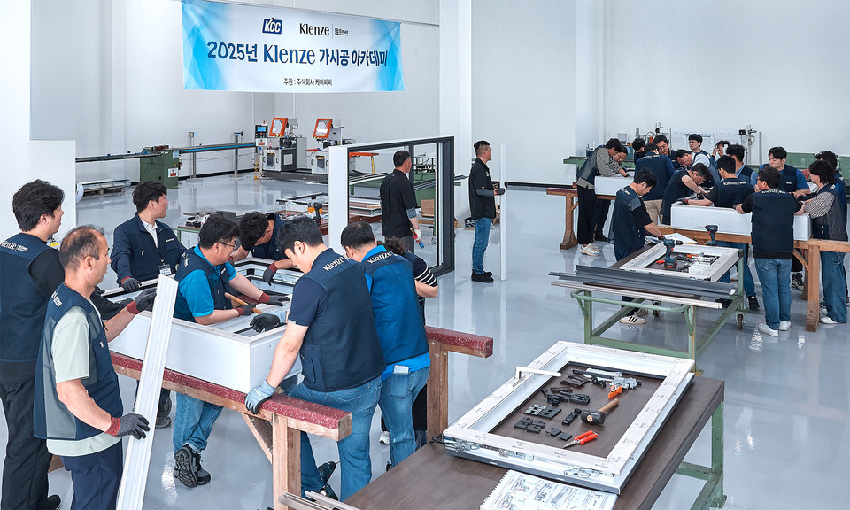 ‘2025 Klenze 가시공 아카데미’ 참가자들이 실제 Klenze 창호 제품을 활용해 시공 실습을 진행하고 있다.(사진=KCC 제공)  