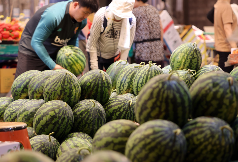 전기·가스요금 지원받는다...소상공인 위한 시행령 22일부터 시행. 사진은 서울의 한 재래시장에서 수박이 판매되고 있는 모습. (사진=연합뉴스)