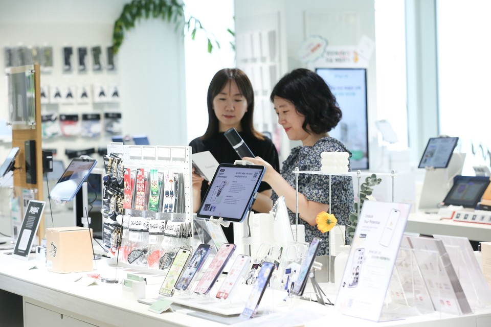 LG유플러스가 중소기업과 상생을 강화하기 위해 오프라인 채널을 통해 중소기업의 제품을 소개하고 판매를 지원한다. 사진은 LG유플러스 직원이 서울 강남역 ‘일상비일상의틈byU+’에 마련된 제품 판매 공간을 둘러보는 모습 (사진=LG유플러스 제공) 