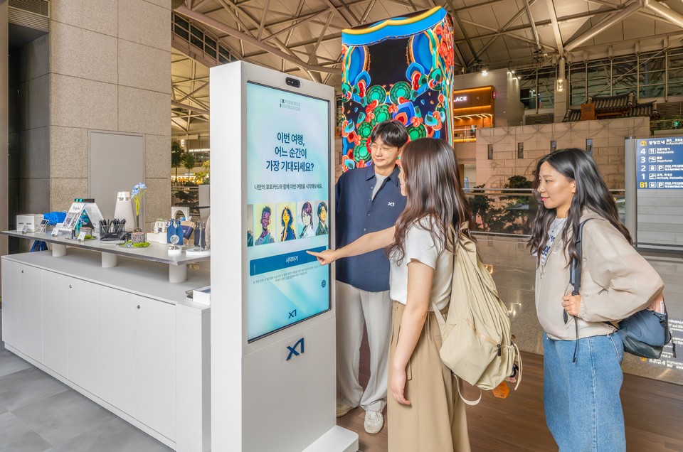 자이(Xi) 브랜드 팝업스토어를 고객이 이용하고 있는 사진. (GS건설 제공)