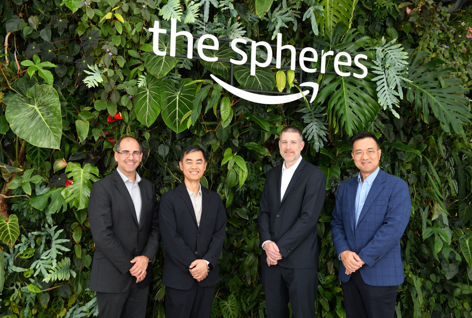 현대제철-AWS 주요 임원들이 협약을 체결한 후 기념촬영을 하고 있다. (왼쪽부터 AWS Martyn Mallick 부사장, 현대제철 김승회 상무, AWS Kerry Person 부사장, 현대제철 김후곤 상무). (사진=현대제철 제공)