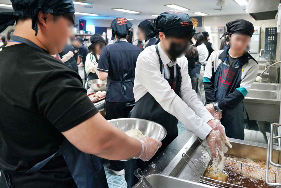 BBQ가 최근 이천 치킨대학에서 경기 평택 지역 청담고 청소년들을 대상으로 '기업탐방형 일경험' 캠프를 진행했다. (사진=BBQ제공)