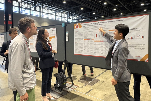 류영상 조선대학교 내분비대사내과 교수(맨 오른쪽)가 참관객에게 연구 결과를 설명하고 있다. (사진=대웅제약 제공)